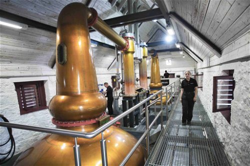 Das Innere der Torabhaig Destillerie