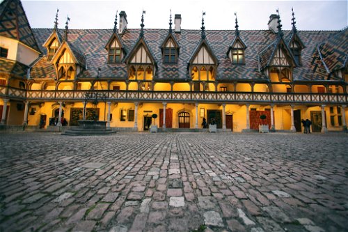 Legendärer Ort des Weinhandels: Das Hôtel-Dieu in Beaune, in dem die berühmten Versteigerungen des Hospice de Beaune stattfinden.