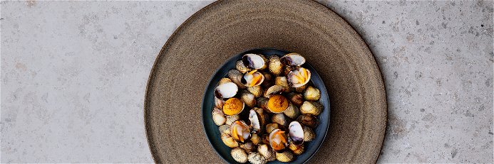 Gefüllte Muscheln im »Noma« in Kopenhagen: Das Restaurant hat mit seiner oft japanisch inspirierten New Nordic Cuisine das vergangene Jahrzehnt maßgeblich geprägt.