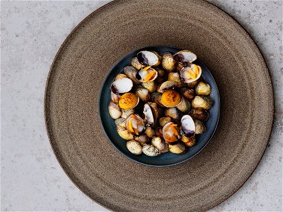 Gefüllte Muscheln im »Noma« in Kopenhagen: Das Restaurant hat mit seiner oft japanisch inspirierten New Nordic Cuisine das vergangene Jahrzehnt maßgeblich geprägt.