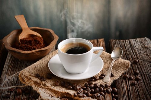 KaffeeEin richtig starker Espresso macht nicht nur munter, sondern auch empfänglicher für sexuelle Reize, denn er wirkt durchblutungsfördernd. Demnach soll er die LIbido steigern und die Lust verlängern. 