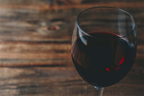 RotweinDie Menge macht’s: Alkohol wirkt entspannend und erregt zugleich – allerdings nur in geringer Dosierung. Bei Rotwein kommt hinzu, dass er sich auf den Östrogenspiegel der Frau auswirkt. 