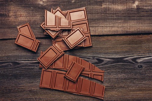 SchokoladeWenn zum Valentinstag Schokolade verschenkt wird, kommt das nicht von ungefähr, gilt sie doch als besonders aphrodisierend. Zwar ist die Wissenschaft skeptisch – das Phenylethylamin, das wach macht und anregt, ist in der Schokolade bzw. im Kakao darin nur in geringer Dosis enthalten –&nbsp;doch allein die Lust am Genuss von Schokolade mit ihrem zarten Schmelz regt die Fantasien an. 