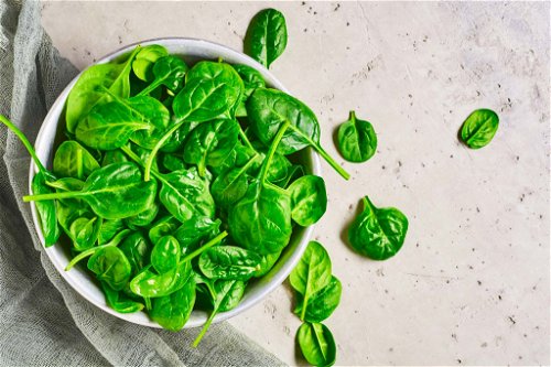 SpinatDas grüne Blattgemüse enthält viel Eisen und Magnesium, wobei letzteres die Blutgefässe weitet. Zudem sorgt Spinat für eine Balance von Östrogen und Testosteron im Körper, was die Lust fördert.