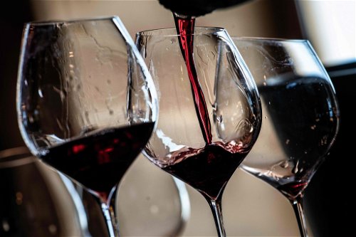 Pinot Noir hat selten eine tiefdunkle Farbe. Gegen das Licht gehalten, fließt der Wein meist eher granat - als rubinrot ins Glas.