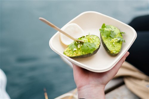 Stefan Jäckel: Gefüllte Avocado mit Thunfisch, Chili, Limette, Ingwer und Krabbenchips