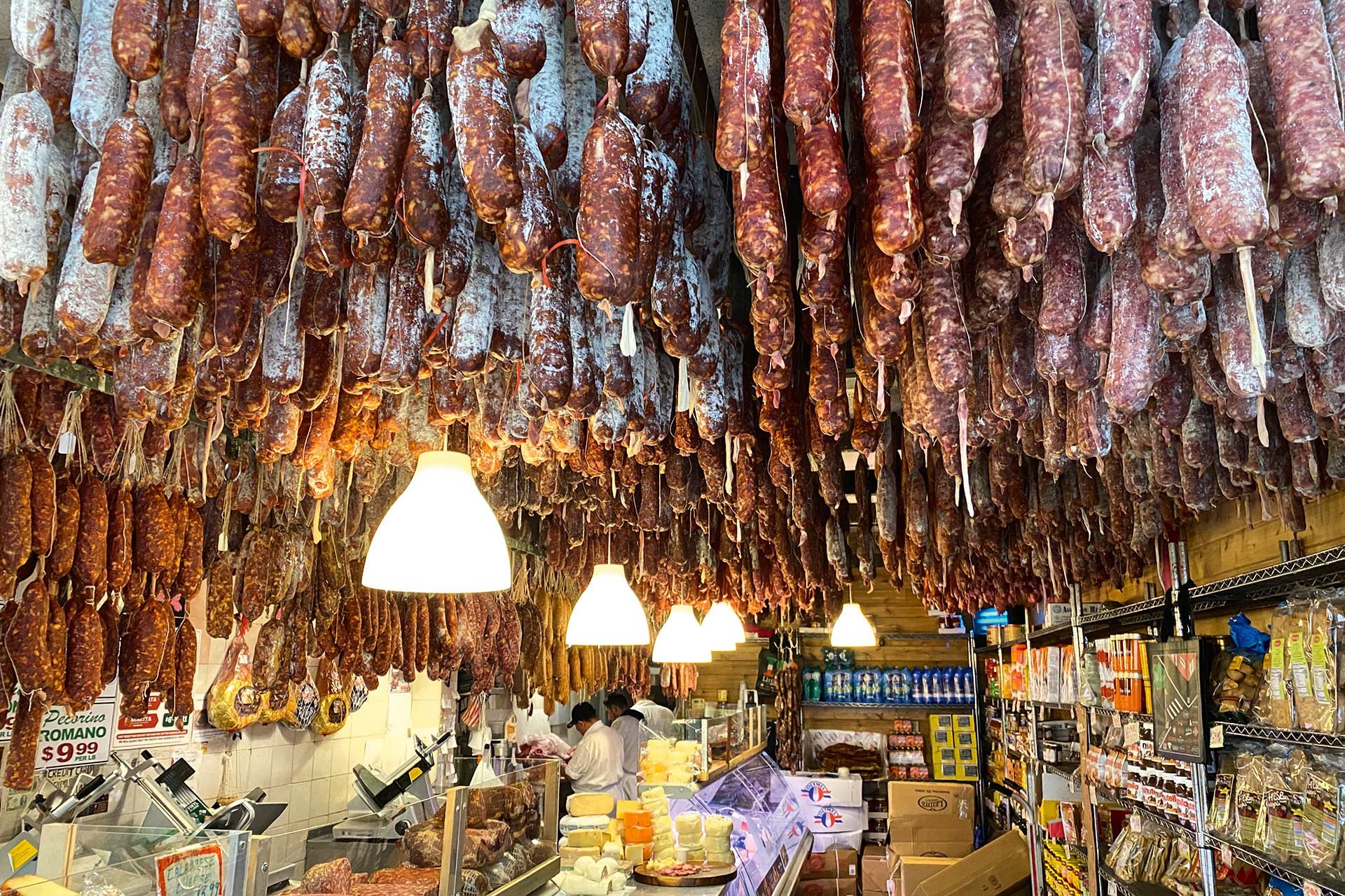 Im Calabria Pork Store hängen die Würste wie Kronleuchter&nbsp;von der Decke.