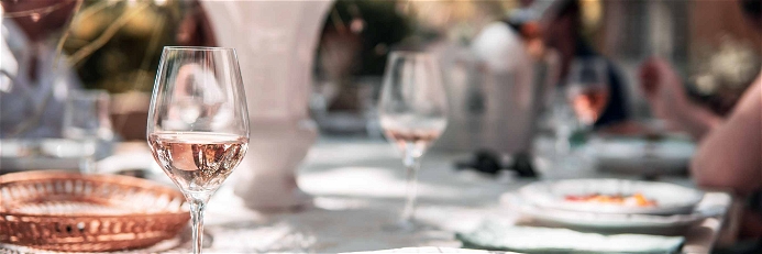 Jahrgangsfruchtsäfte bieten eine gute Wein-Alternative und werden im passenden Glas serviert.