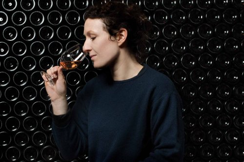 Anne-Claire Schott&nbsp;ist diplomierte&nbsp;Önologin und leitet das Weingut Schott Weine im Schweizerischen Twann, ihre biodynamischen Weine sind für sie ein lebendiges Produkt, das jedes Jahr anders ist, wie ein Kunstwerk.