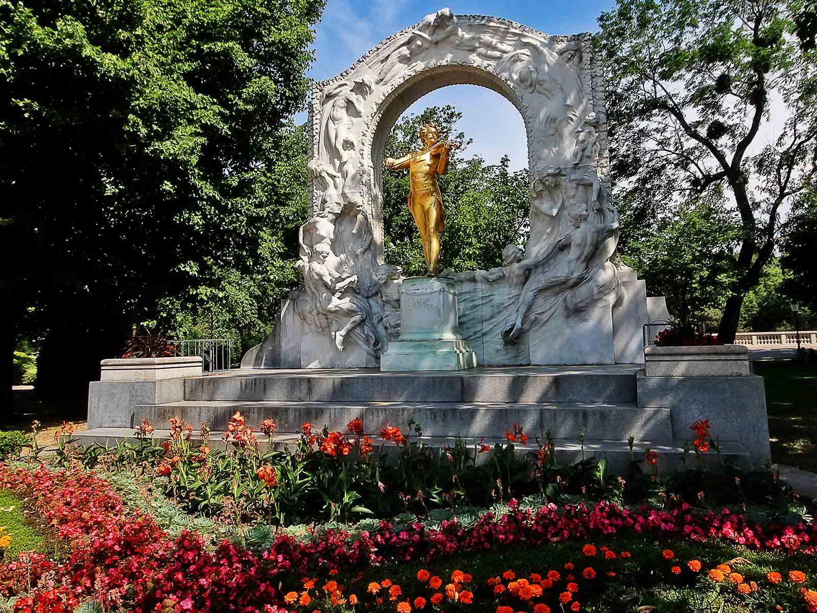 Statue des Walzerkönigs Johann Strauss im Stadtpark