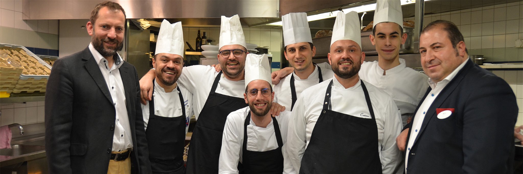 Hoteldirektor Dominik Zurbrügg (l.) mit F&amp;B Manager und Maître Francesco Stillitano (r.) und den Küchen-Teammitgliedern, die ab sofort gemeinsam die Chef-Funktion übernehmen.