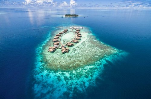 Inmitten des Indischen Ozeans befindet sich das «Raffles Maldives Meradhoo Resort» im Gaafu Alifu Atoll – eine der unberührtesten Ecken der Malediven.