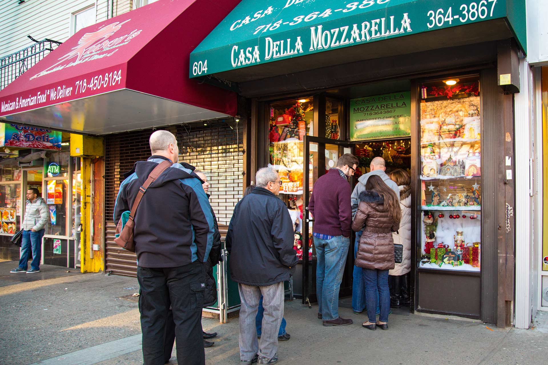 Schon vor Corona standen die Menschen vor der «Casa Della Mozzarella»&nbsp;geduldig Schlange – der Mozzarella hier soll&nbsp;der beste von ganz New York sein.
