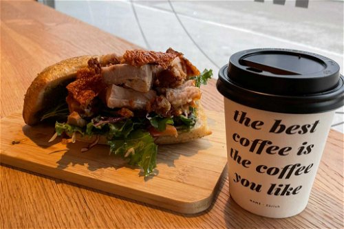 Kaffee-Pairing: Der fruchtige El Paraiso Pink Filterkaffee harmoniert mit dem würzigen Porchetta-Sandwich