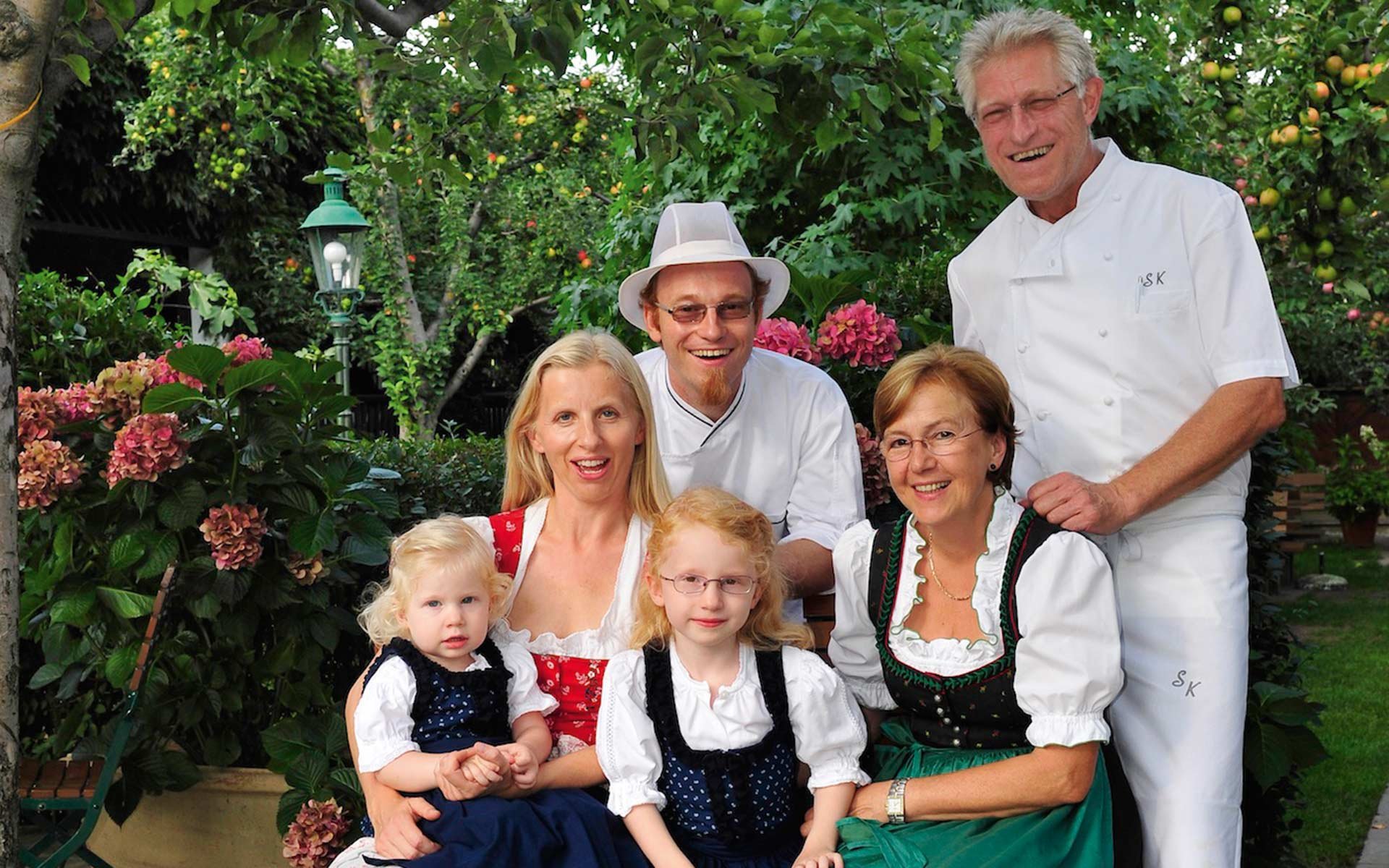 Die Familie Knoll im wunderschönen Garten des »Loibnerhofs«.