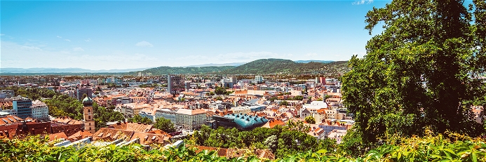 Blick vom Schlossberg auf Graz: Was sofort auffällt, ist das harmonische Miteinander von historisch und modern. Hier starten wir unser Wochenendabenteuer.