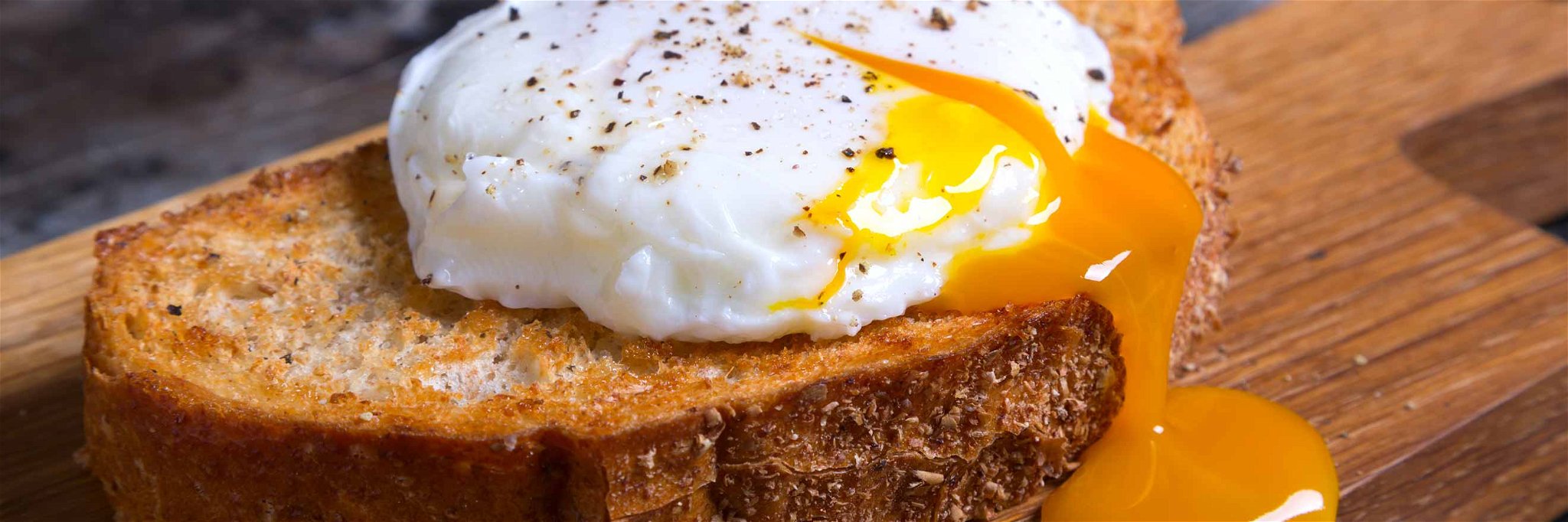 Eine bewährte Kombination: pochiertes Ei auf getoastetem Brot.