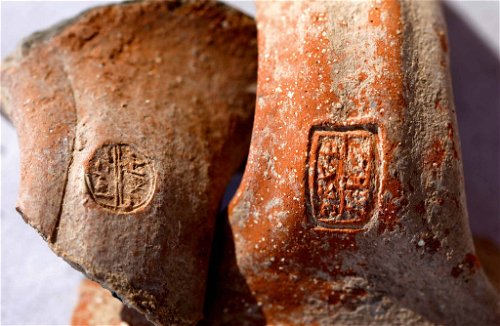 Frühe Etiketten: Bei Ausgrabungen entdeckte man antike Rollsiegel auf tönernen Weinbehältern.