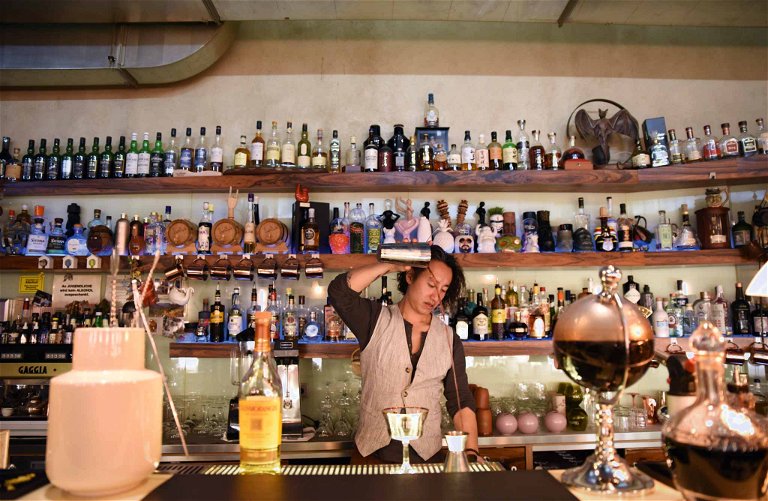 Kan Zuo schafft in seiner «The Sign Lounge» in Wien regelmässig mit Standard-Zutaten neue Drinks.