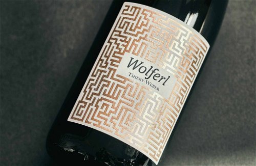Das Labyrinth auf diesem Etikett des Weinguts Thiery-Weber aus Rohrendorf glänzt im Metallic-Look dank Heissfolienprägung.