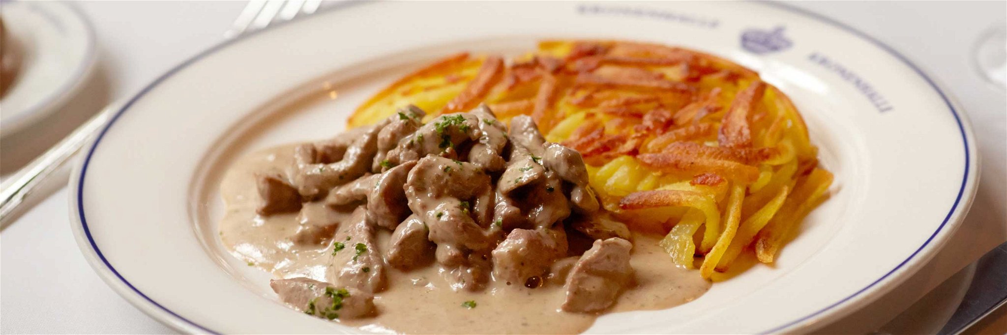 Im Zürcher Restaurant «Kronenhalle» wird das Zürcher Geschnetzelte traditionell mit Rösti serviert.