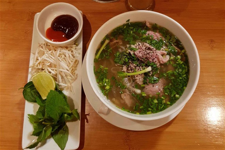 Die vietnamesischen Suppen kann man im Restaurant «Chez Nhan» meistens selbst mit frischen Kräutern, Sprossen und Chilipaste verfeinern.&nbsp;
