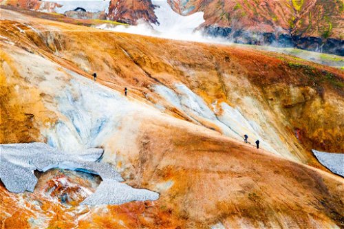 Wanderer überqueren Landmannalauger auf dem Laugavegur trek in Island.