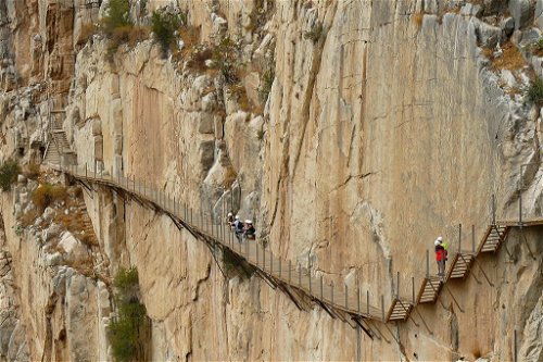 Teile des Caminito del Rey in Spanien hängen an den Felswänden der El Chorro Schlucht über dem Fluss Guadalhorce.