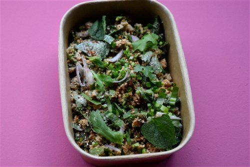 Larb Mu – ein Thai-Salat mit gehacktem Schweinefleisch