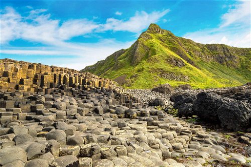 Der Giant's Causeway im Norden Irlands ist seit 1986 UNESCO-Welterbestätte und besteht aus etwa 40'000 gleichmässig geformten Basaltsäulen.