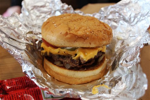 »Little« Bacon Cheeseburger. Reguläre Burger beinhalten zwei Laibchen.