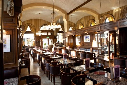 Wiener Kaffeehaus-Tradition vom Feinsten: Ein Besuch im »Café Schwarzenberg« sollte bei einem Wien-Trip nicht fehlen.