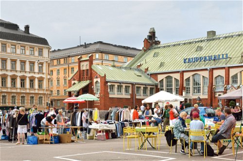 Ihr Frühstück genießen die Finnen am liebsten vor der alten Markthalle, am Kauppatori.