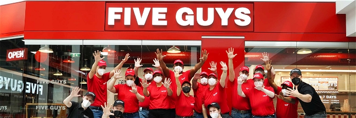 Die »Five Guys«-Crew vor der neuen Filiale in der Millenium City.