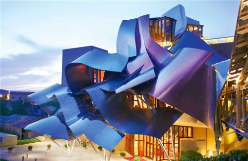 Marqués de Riscal,&nbsp;Rioja, Spanien Frank Gehry – berühmt für sein Guggenheim Museum in Bilbao – setzte für den&nbsp;Rioja-Produzenten Marqués de Riscal ein bewegtes Gebäude um. marquesderiscal.com &nbsp;