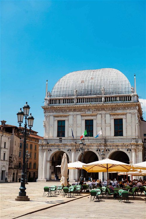 Die Piazza della Loggia gilt als der schönste Platz von Brescia. Die Trattoria Caprese&nbsp; ist ein guter Platz für einfache&nbsp;Gerichte und das erste Glas Franciacorta.