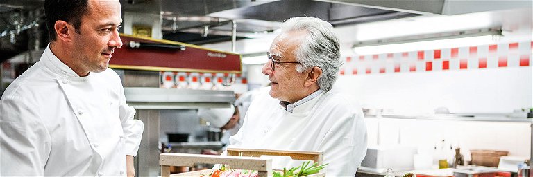 Romain Meder (Head Chef) und Alain Ducasse in der Küche des »Le Plaza Athénée«.