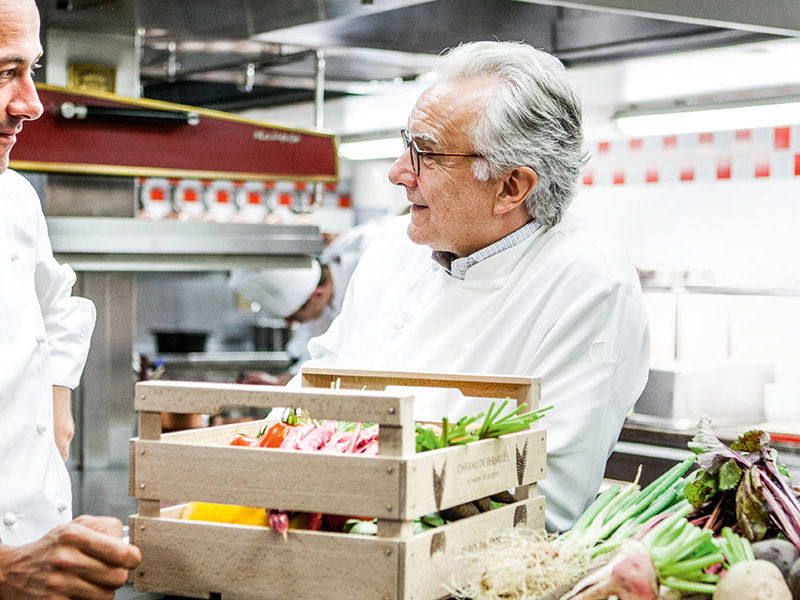Romain Meder (Head Chef) und Alain Ducasse in der Küche des »Le Plaza Athénée«.