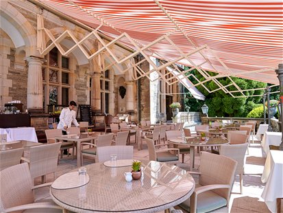 Die Terrasse des Schlosshotelrestaurants&nbsp;Kronberg: Ein herrlicher Blick ins Grüne.