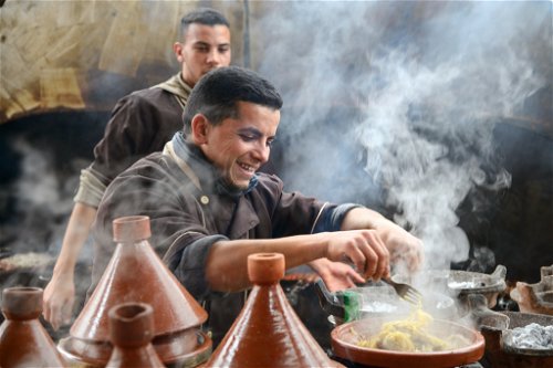 Die marokkanische Küche ist berühmt für ihre Raffinesse und ihren Nuancenreichtum – diese sind das Resultat unzähliger Einflüsse aus den verschiedensten lokalen Kulturen.