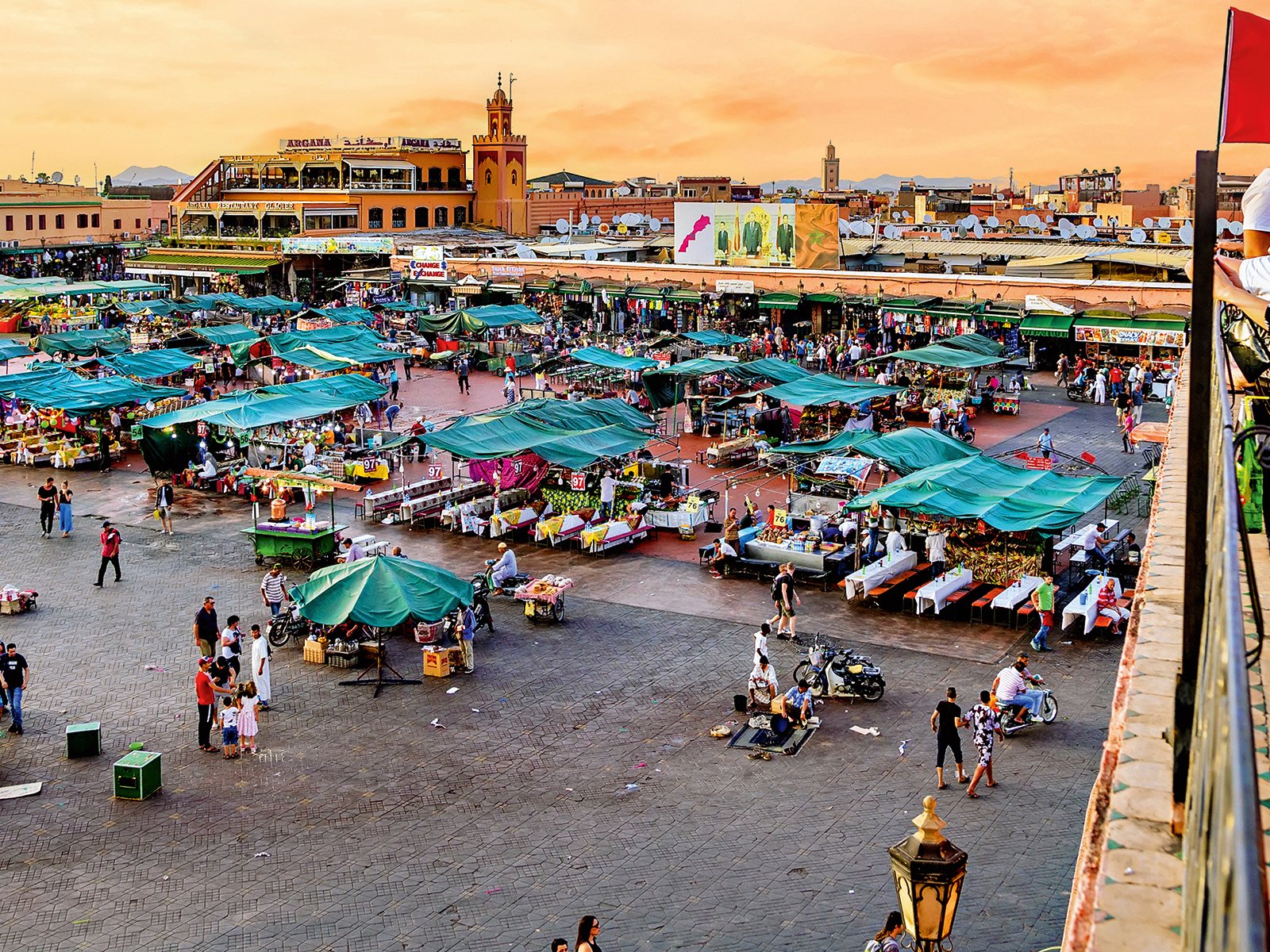 Der Djemaa-el-Fna-Platz in Marrakesch: eine geheimnisvoll-bizarre Welt aus dampfenden Garküchen, Gauklern, Händlern und Schlangenbeschwörern.