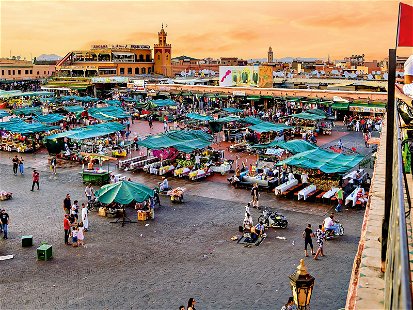 Der Djemaa-el-Fna-Platz in Marrakesch: eine geheimnisvoll-bizarre Welt aus dampfenden Garküchen, Gauklern, Händlern und Schlangenbeschwörern.