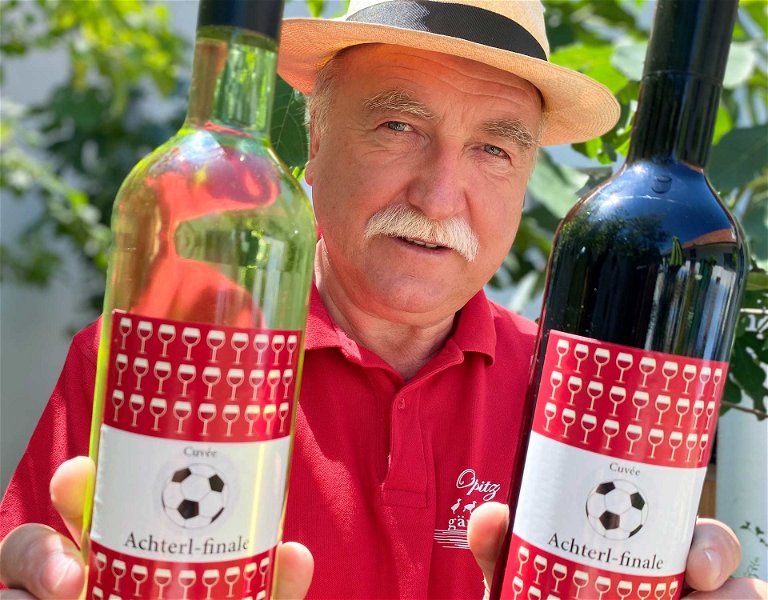 Willi Opitz mit seiner »sportlichen« Weinbegleitung für das Euro-Achtelfinale.