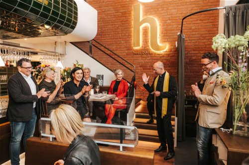 Dom-Pfarrer Toni Faber weiht das neueröffnete Restaurant »Gastwirtschaft«