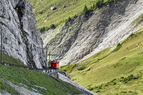 Die steilste Zahnradbahn der Welt führt direkt zur Pilatus Kulm.