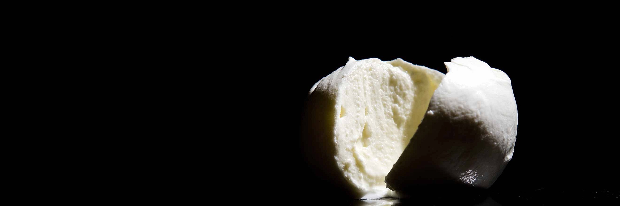 Schneidet man hochwertigen Büffelmozzarella auf, tritt ein wenig Flüssigkeit aus. »Der Käse verdrückt eine Träne«, sagen die Italiener dazu.