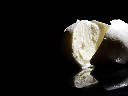 Schneidet man hochwertigen Büffelmozzarella auf, tritt ein wenig Flüssigkeit aus. «Der Käse verdrückt eine Träne», sagen die Italiener dazu.