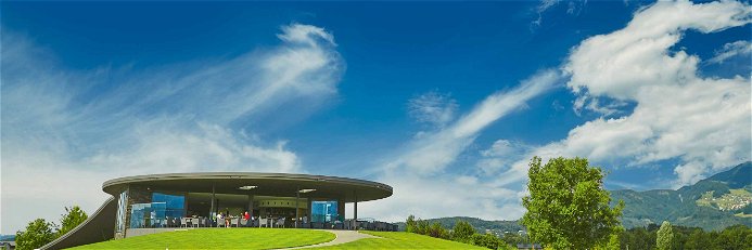 Im Golfclub von Rankweil in Vorarlberg kommt zu großzügiger Platzgestaltung und kulinarischem Genuss die&nbsp;spektakuläre Architektur des neuen Clubhauses.