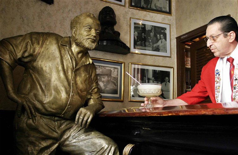 «Papa Hem» in Bronze: Seit 2003 ziert eine Statue des berühmtesten Stammgasts das «El Floridita» in Havanna, wo der «Hemingway Daiquiri» erfunden wurde.