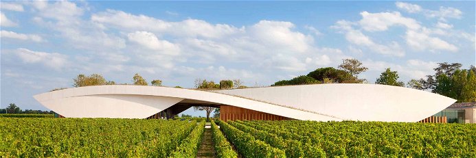 Der Kellerneubau von Château Cheval Blanc (Architekt: Christian de Portzamparc) fügt sich nahtlos ins Landschaftsbild.